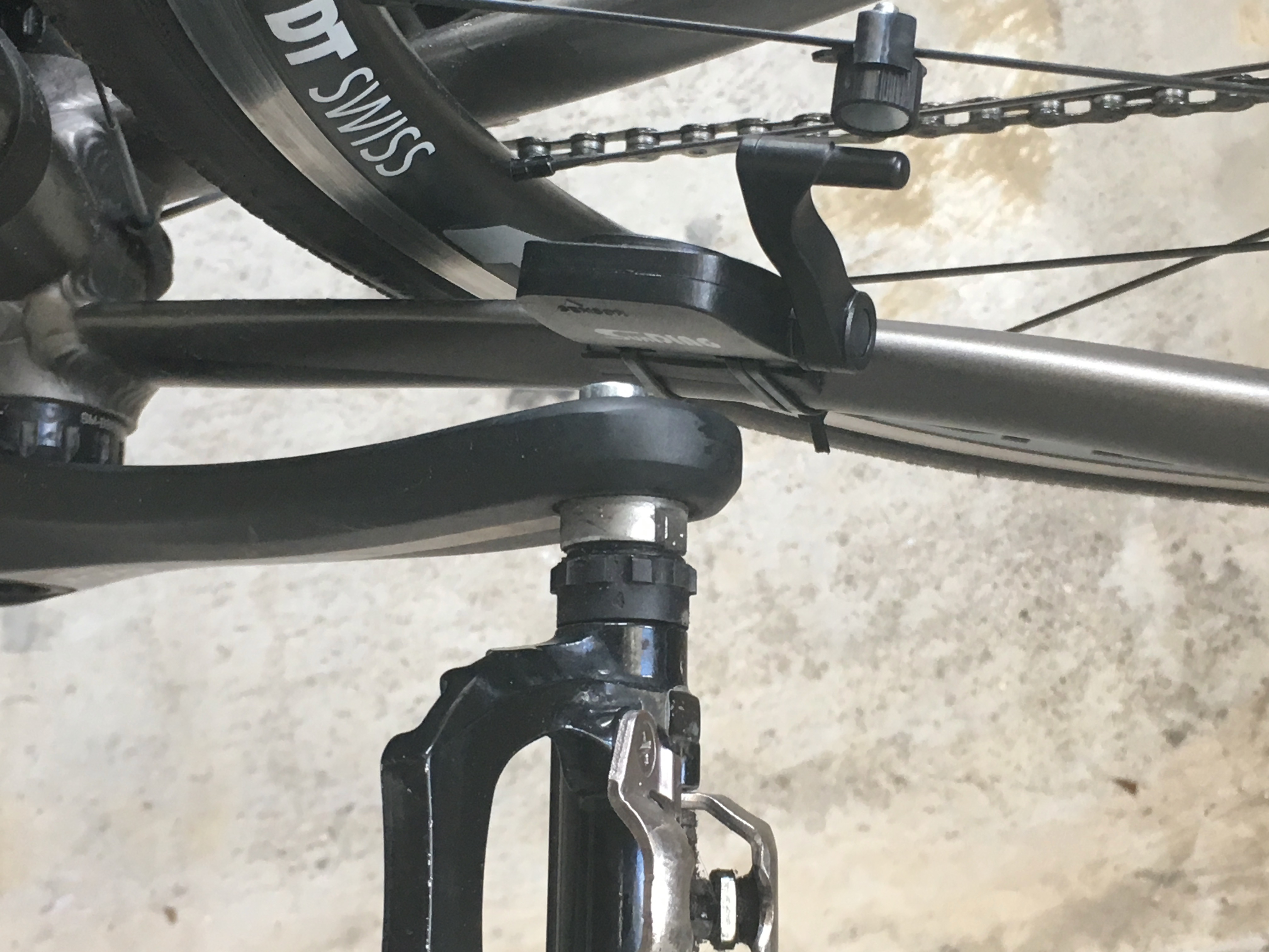 ケイデンスセンサの電池はクランクの裏に