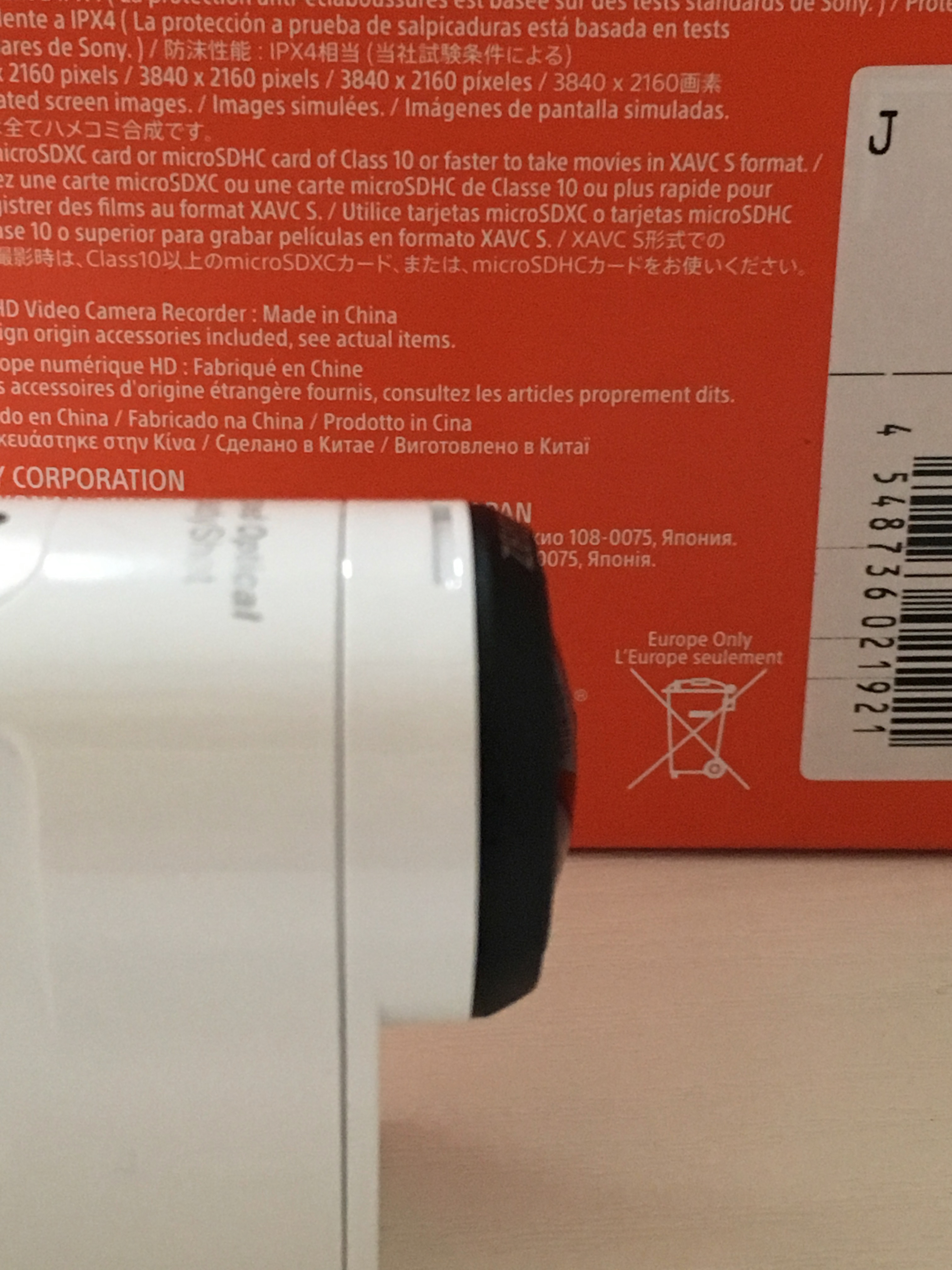 レンズ部分若干前に飛び出てます。ワイドレンズの宿命かな。